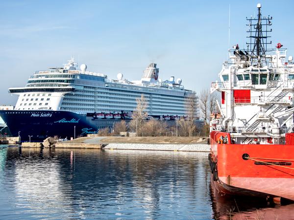 Das Kreuzfahrtschiff "Mein Schiff 6" der Reederei TUI Cruises liegt am Kai einer Werft im Hafen von Wilhelmshaven. Eine defekte Kurbelwelle an einer der vier Antriebsmaschinen wird dabei repariert. In der Pandemie-Pause ist dafür Zeit.
