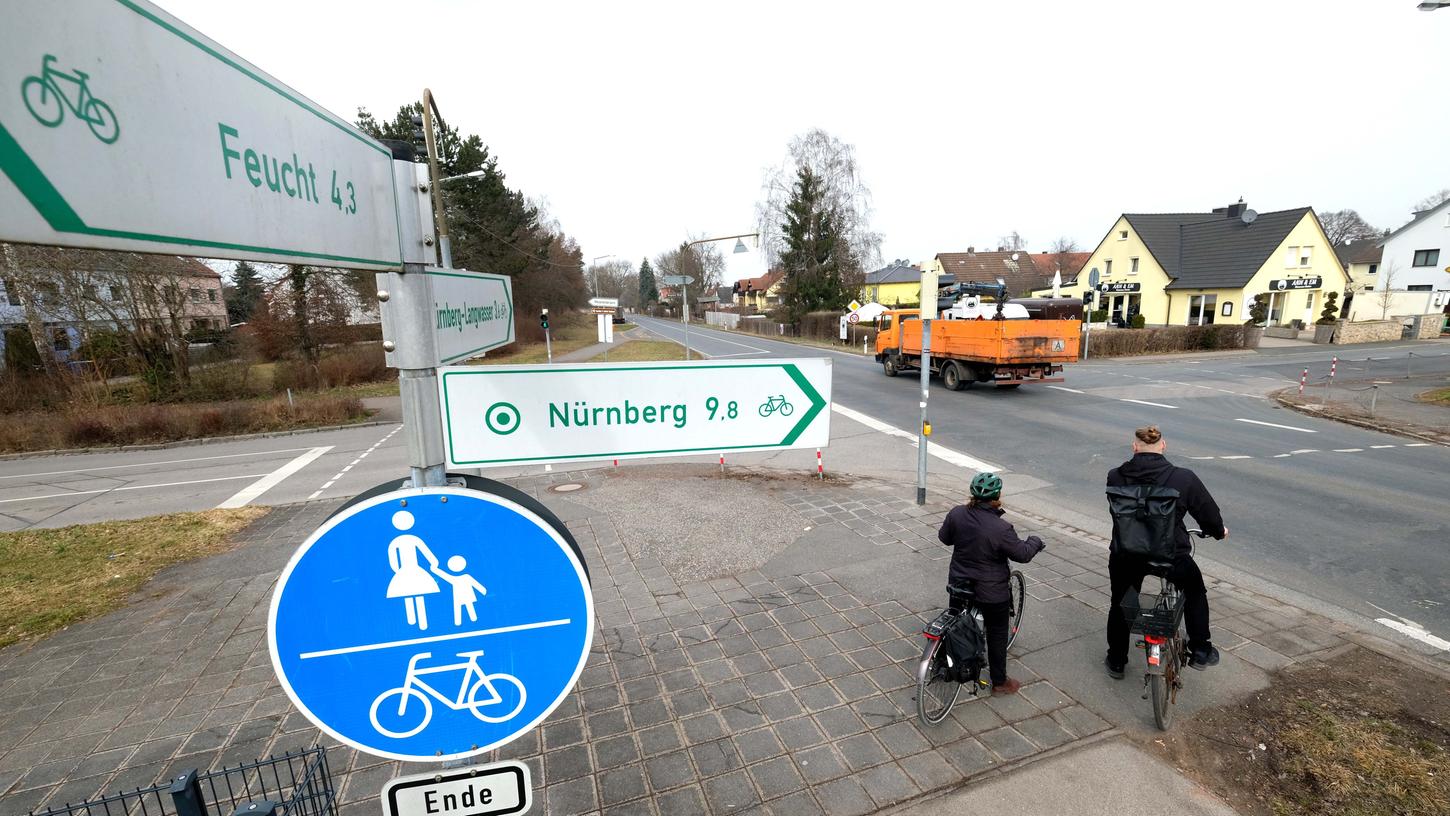 Plötzliches Radweg-Ende in Moorenbrunn. Jetzt wird ein Lückenschluss an der Oelser Straße geplant.
Plötzliches Radweg-Ende in Moorenbrunn. Jetzt wird ein Lückenschluss an der Oelser Straße geplant.