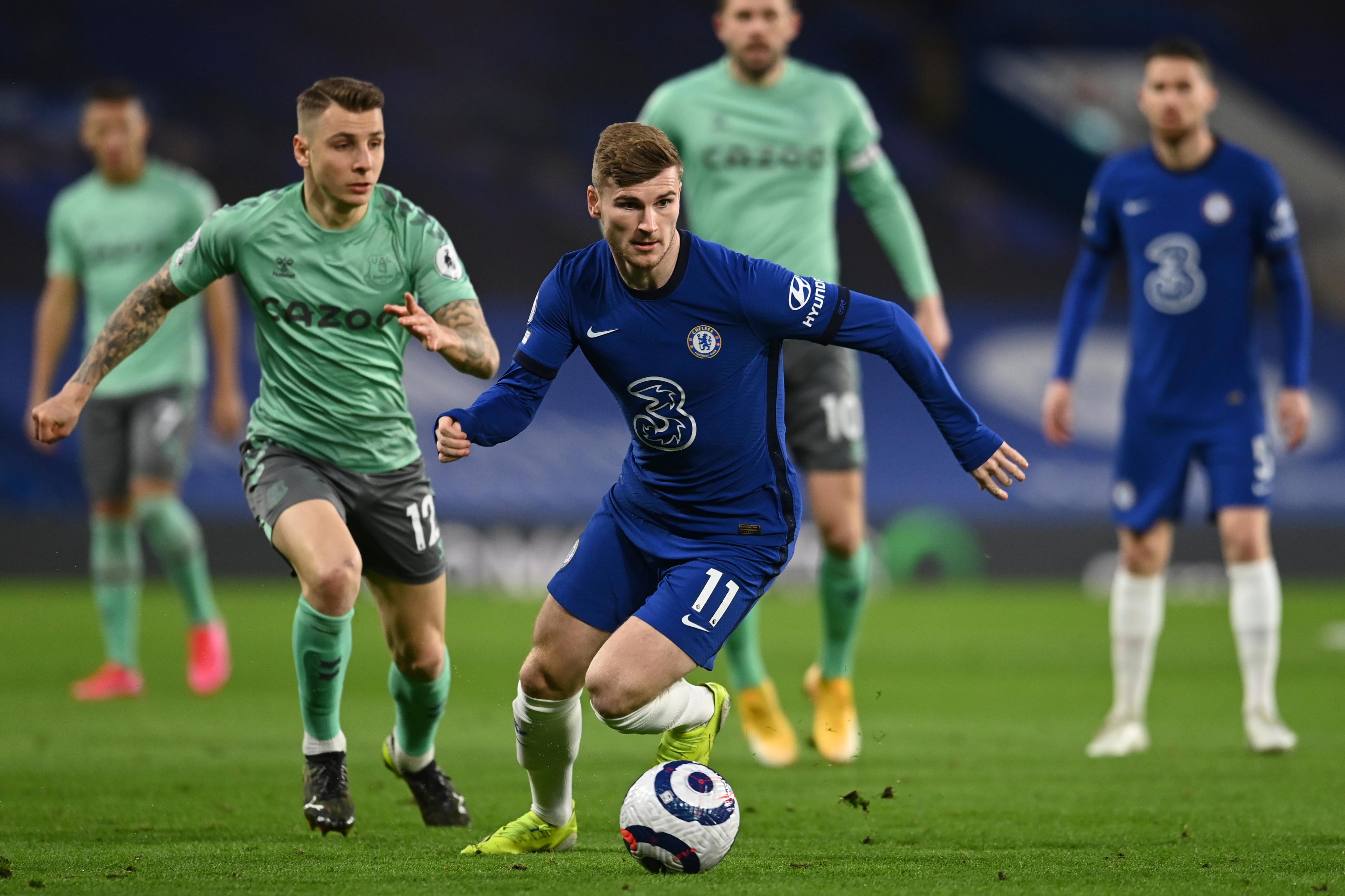 Mit seiner Schnelligkeit ist Timo Werner für jeden Abwehrspieler der wahre Albtraum. Nach vier Jahren in Leipzig war das den gegnerischen Mannschaften in der Bundesliga durchaus bewusst, dennoch lief er seinen Gegnern noch immer haufenweise davon. Woran es Werner manchmal noch mangelte, war die Sicherheit beim Abschluss. Mit 28 Toren in der letzten Saison bei RB Leipzig schien er dieses Manko schließlich auch abgeschüttelt zu haben. Beim Chelsea FC, für den er seit 2020 auf Torejagd geht, begleitet ihn die Abschlussschwäche allerdings wieder. Dank seines Tempos und der Vielseitigkeit in der Offensive ist Werner beim Londoner Klub aber weiterhin regelmäßig im Einsatz.