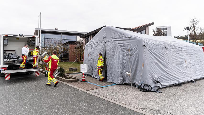 In Herzogenaurach war das neue mobile Corona-Schnelltestzentrum erstmals im Einsatz. ASB und Feuerwehr arbeiten hier Hand in Hand.