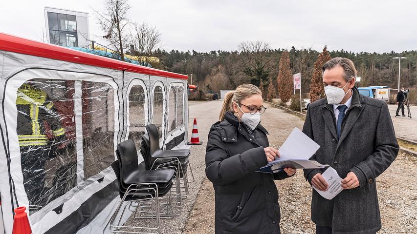 In Herzogenaurach war das neue mobile Corona-Schnelltestzentrum erstmals im Einsatz. Landrat Alexander Tritthart und seine Pressesprecherin Stephanie Mack besprechen Details.