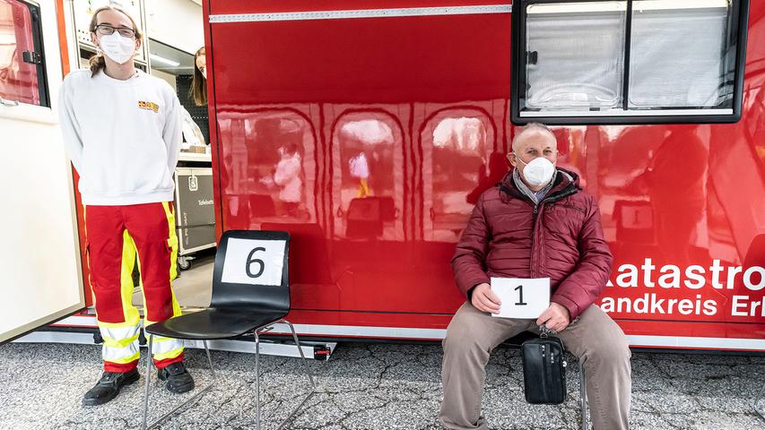 In Herzogenaurach war das neue mobile Corona-Schnelltestzentrum erstmals im Einsatz. Nach dem Test wartet Valentin Schaub vor der Türe auf das Ergebnis, das nach etwa 20 Minuten kommt.