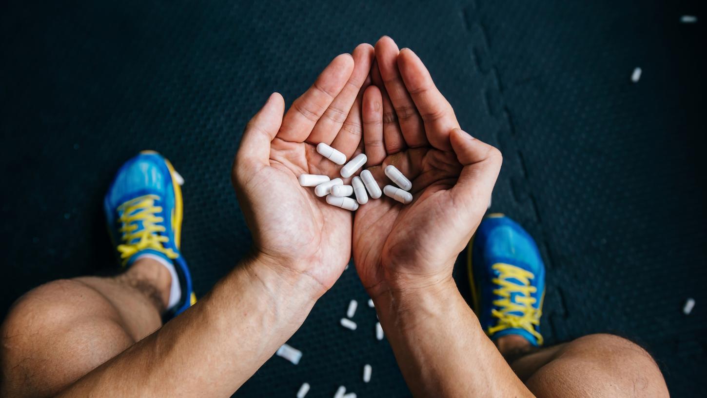 "Das Tablettennehmen wird laxer gehandhabt": Der Druck im Leistungssport ist für viele so hoch, dass sie regelmäßig Schmerzmittel einwerfen, um mithalten zu können.  