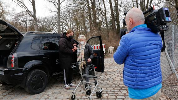 Ein Filmteam von Sat1 begleitete den Spaziergang. Das Medieninteresse an dem Promi-Bodyguard, der für Älter buchbar ist, ist hoch. Ein Filmteam von Sat1 begleitete den Spaziergang. Das Medieninteresse an dem Promi-Bodyguard, der für Älter buchbar ist, ist hoch.