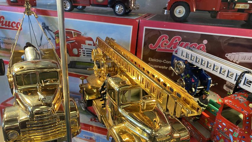 Auch 3800 Schuco-Modelle gehören zu Thomas Sommers Sammlung. Hier ein historisches Feuerwehrauto in Goldfarbe.
