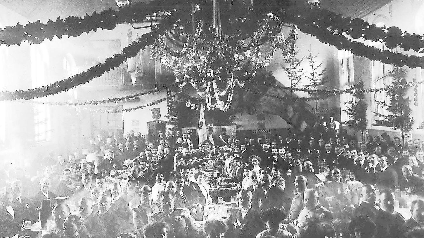 Diese historische Aufnahme  zeigt die proppenvolle Treuchtlinger Turn- und Stadthalle am 12. März 1911 beim Fest anlässlich des 90. Geburtstags von Prinzregent Luitpold.