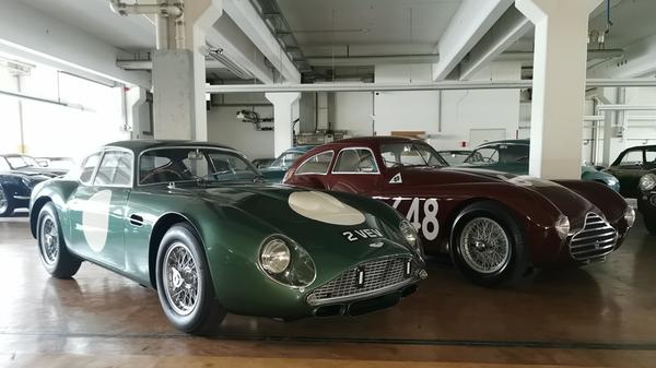 Diesen Aston Martin DB 4 GT Zagato 2VEV, Baujahr 1961, erstand Thomas Sommer für gut 14 Millionen Euro. Dieser Sportwagen-Typ gilt auch wegen seiner Rennhistorie auf legendären Strecken wie Le Mans und Goodwood zu den teuersten britischen Oldtimern überhaupt. Der Aston Martin verfügte über mehr als 300 PS und gilt als eines der schönsten jemals gebauten Autos. Im Hintergrund: ein Alfa Romeo 6C 2500 RS Competizione No. 648, Baujahr 1948.