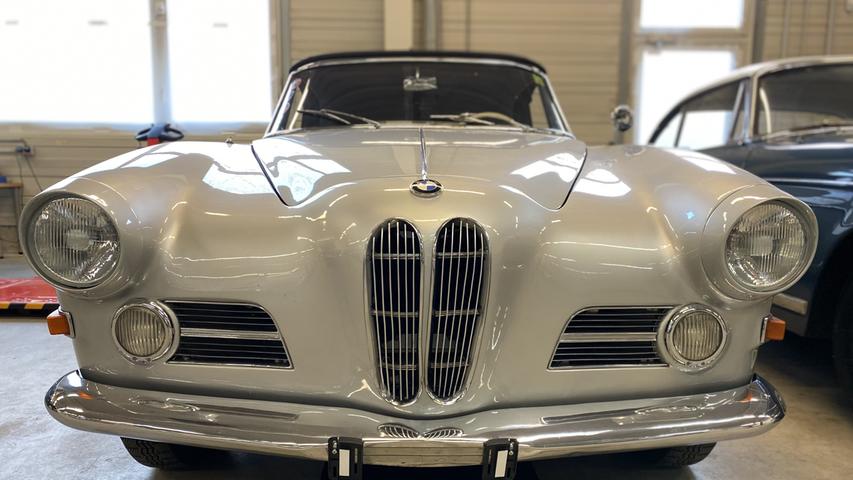 Die Frontpartie eines BMW 503 Cabrio. Der Achtzylinder-Sportwagen mit 103 PS wurde von 1956 bis 1960 gebaut. Er kostete damals um die 30000 Mark. Heute ist er in gutem Zustand ein Vielfaches davon wert.