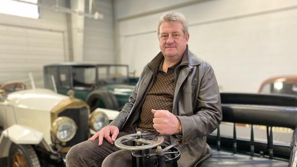 Thomas Sommer auf seinem Benz-Motorwagen, einem so genannten Messingauto aus der Frühzeit der motorisierten Mobilität. Schätzwert heute: 300000 Euro.