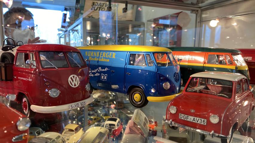 Auch der Miniatur-VW-Bus mit dem NN-Logo findet sich in der größten Schuco-Sammlung der Welt. 