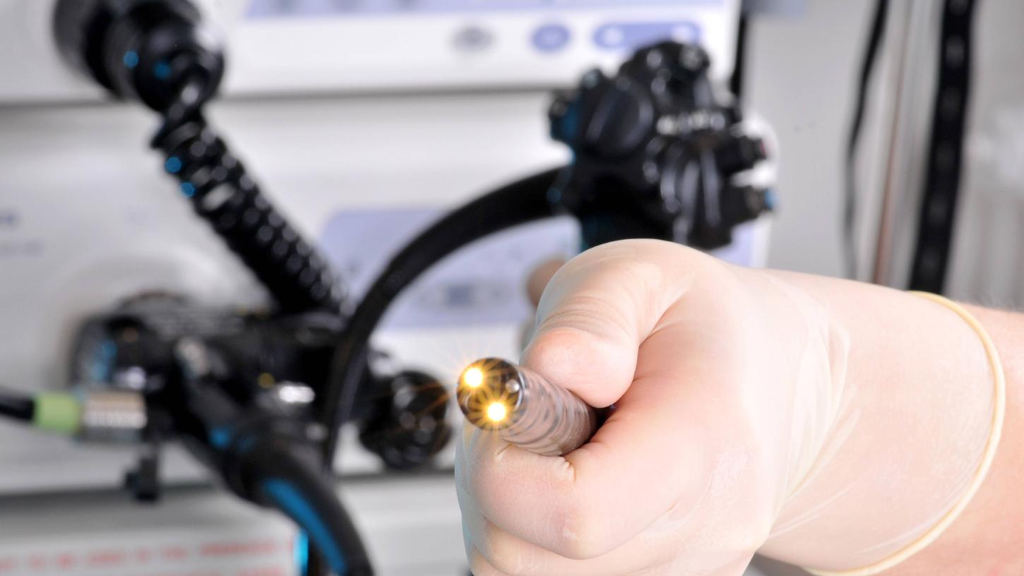 Ein Arzt hält ein Endoskop für eine Darmspiegelung.