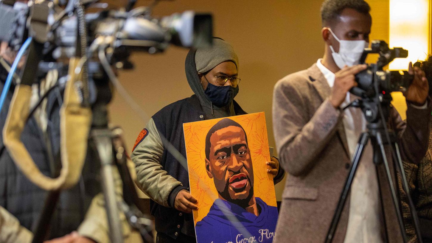 Fast ein Jahr nach der Tötung des unbewaffneten Afroamerikaners George Floyd bei einem Polizeieinsatz hat in den USA der Prozess begonnen.
Fast ein Jahr nach der Tötung des unbewaffneten Afroamerikaners George Floyd bei einem Polizeieinsatz hat in den USA der Prozess begonnen.
