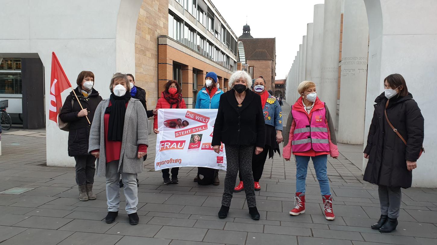 Renate Schmidt (mit schwarzer Maske), Ehrenbürgerin und SPD-Politikerin, fordert, dass Banu Büyükavci bleiben darf. Foto: Dietmar W. Fischer