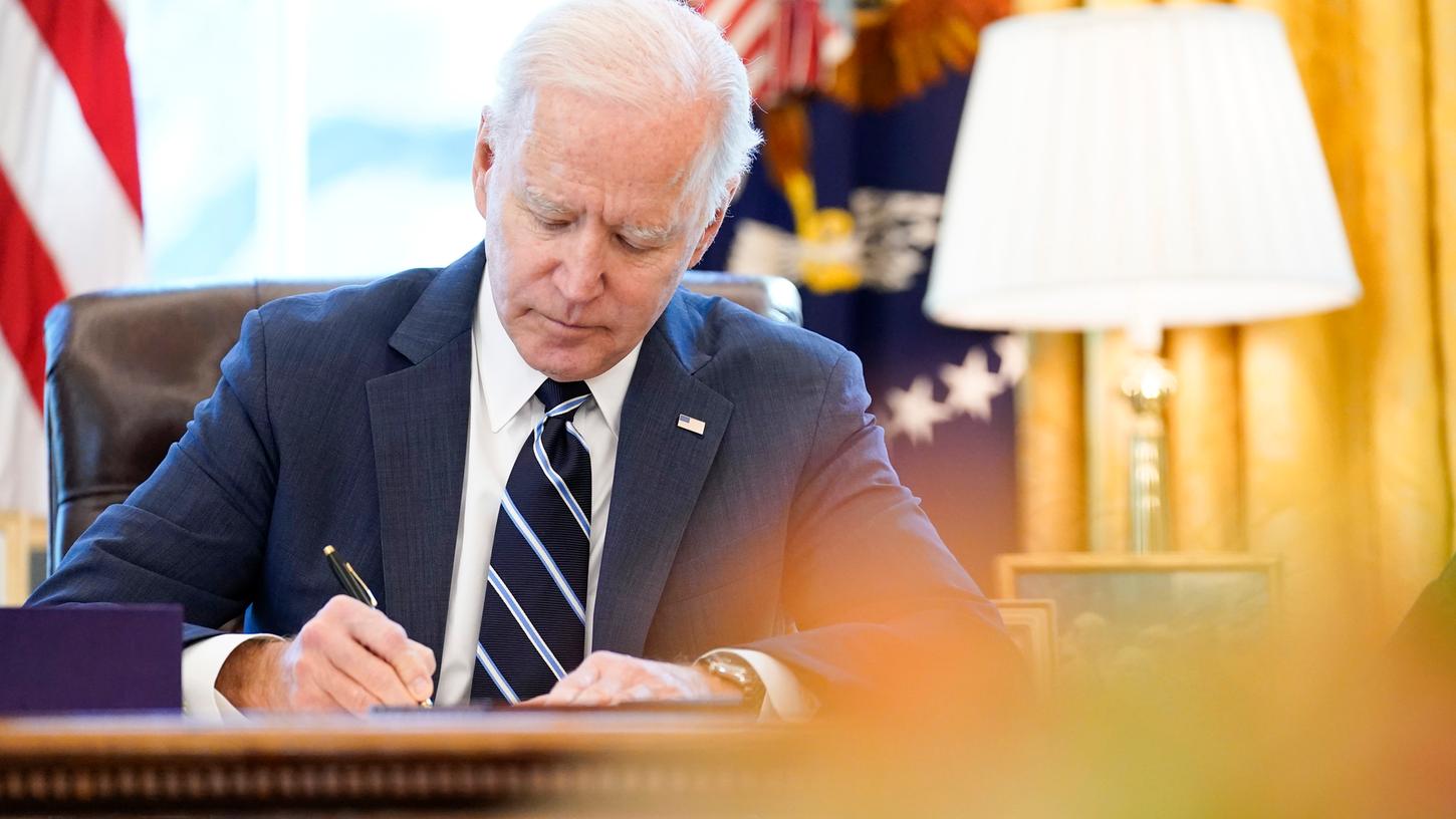 Joe Biden beim Unterzeichnen des billionenschweren Corona-Konjunkturpakets im Oval Office.