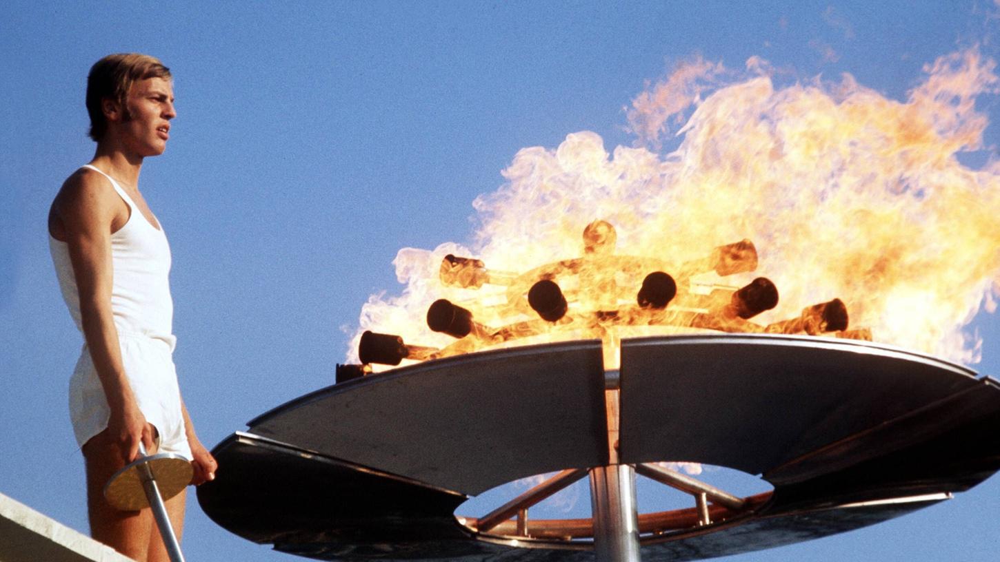 Der westdeutsche 1500m-Juniorenmeister Günter Zahn BRD hat während der Eröffnungszeremonie der Olympischen Spiele 1972 in München das Olympische Feuer entzündet.
Der westdeutsche 1500m-Juniorenmeister Günter Zahn BRD hat während der Eröffnungszeremonie der Olympischen Spiele 1972 in München das Olympische Feuer entzündet.