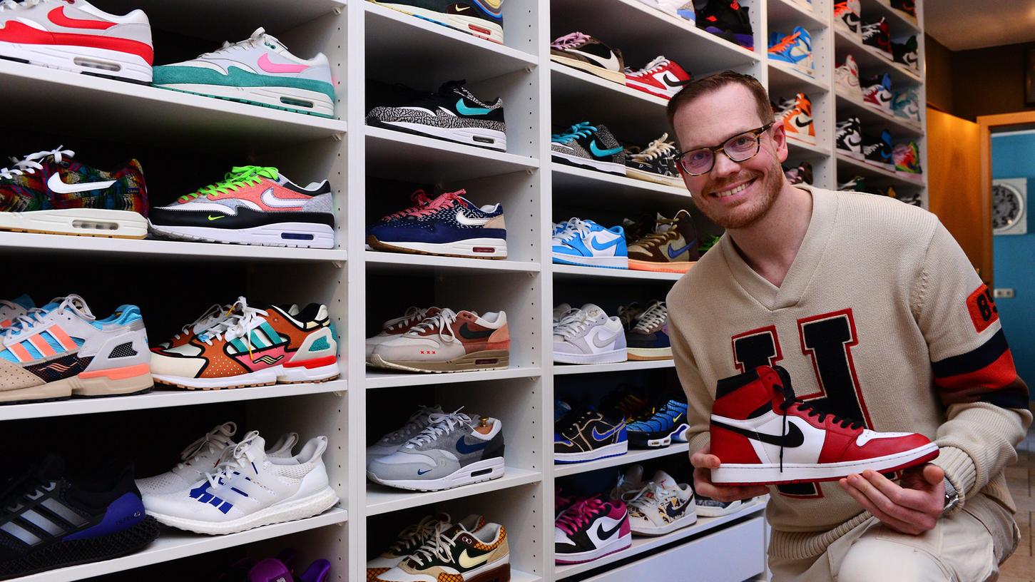 Gut 200 Paar Schuhe: Pietro Mattina vor seiner Sneaker-Wand. Gut 200 Paar Schuhe: Pietro Mattina vor seiner Sneaker-Wand.