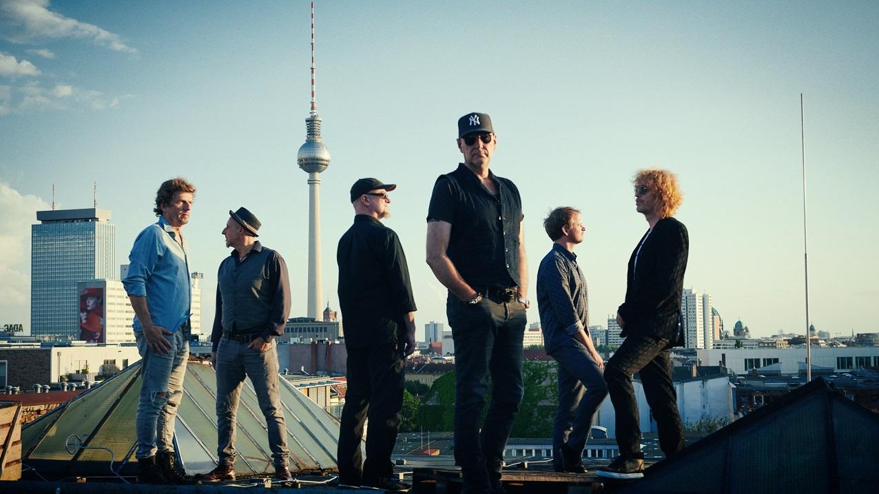Kommt am 1. August 2021 zum Standkorb Open Air: die Band Fury in the Slaughterhouse - hier auf einem Berliner Dach. Kommt am 1. August 2021 zum Standkorb Open Air: die Band Fury in the Slaughterhouse - hier auf einem Berliner Dach.