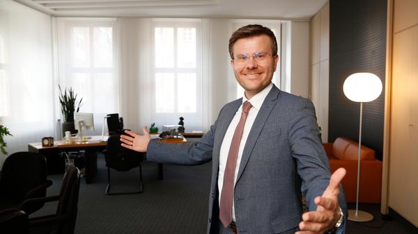 Die Schwanenritter, eine Fastnachtsgesellschaft mit Burgfrauen, Rittern und ausgefallenen Uniformen, haben König bei ihrem Burgfest in der Gartenstadt Anfang 2020 zum Ehrenritter geschlagen.