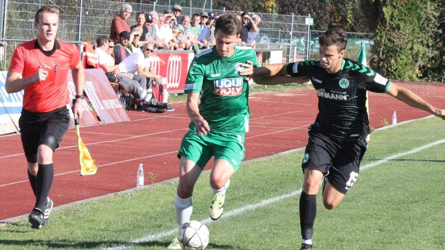 Spielt weiterhin in Grün-Weiß, allerdings nicht mehr für den VfB, sondern künftig für den SVW: Fabian Eberle (am Ball) wechselt im Sommer von der Regionalliga zum Kreisligisten SV Wettelsheim, der sich über einen Riesencoup freuen kann und bald einen der besten bayerischen Amateurfußballer in seinen Reihen hat.