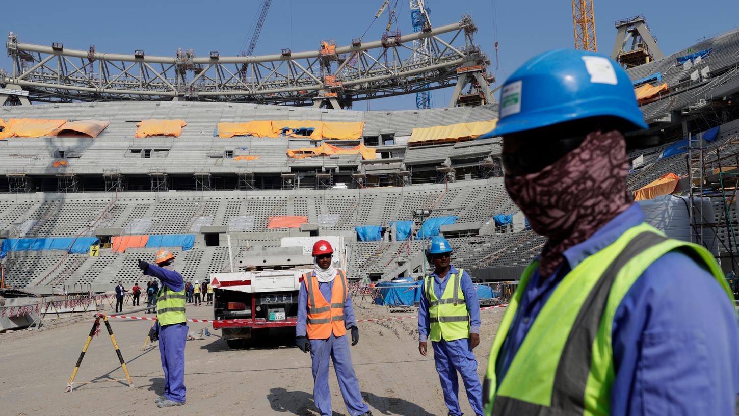 Die WM in Katar steht unter anderem wegen Berichten über schlechte Arbeitsbedingungen in der Kritik.
Die WM in Katar steht unter anderem wegen Berichten über schlechte Arbeitsbedingungen in der Kritik.