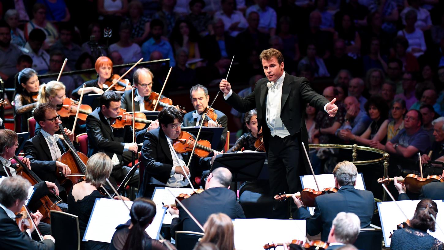 Die Bamberger Symphoniker im Hexenkessel der britischen Sommerfestival-Kultur: 2019 traten sie bei den BBC Proms in der Londoner Royal Albert Hall mit ihrem Chefdirigenten Jakub Hrusa auf. Die Bamberger Symphoniker im Hexenkessel der britischen Sommerfestival-Kultur: 2019 traten sie bei den BBC Proms in der Londoner Royal Albert Hall mit ihrem Chefdirigenten Jakub Hrusa auf.