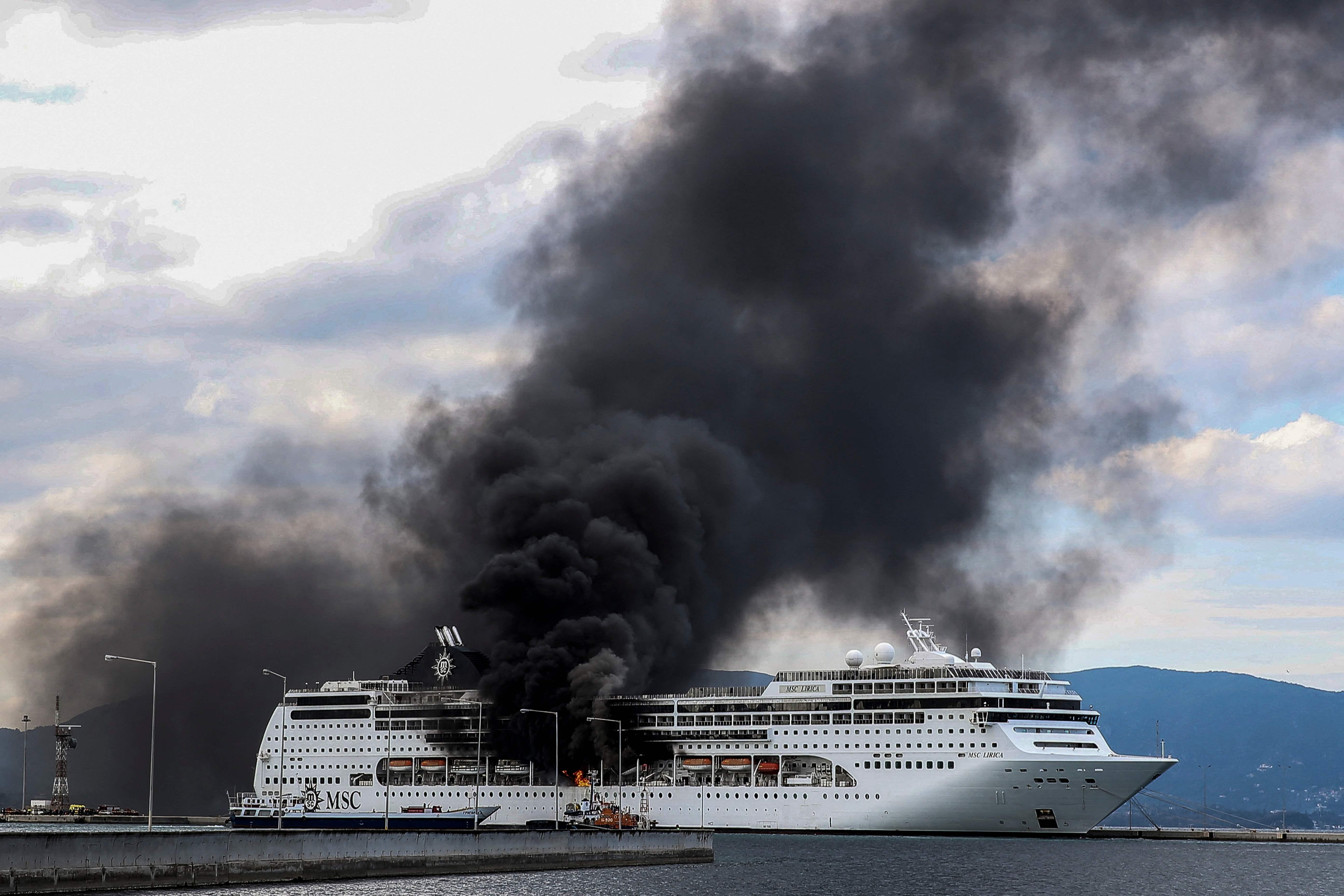 Feuer vor der Küste Korfus: Die MSC Lirica ging plötzlich in Flammen auf - das Feuer war bald unter Kontrolle, niemand wurde verletzt.