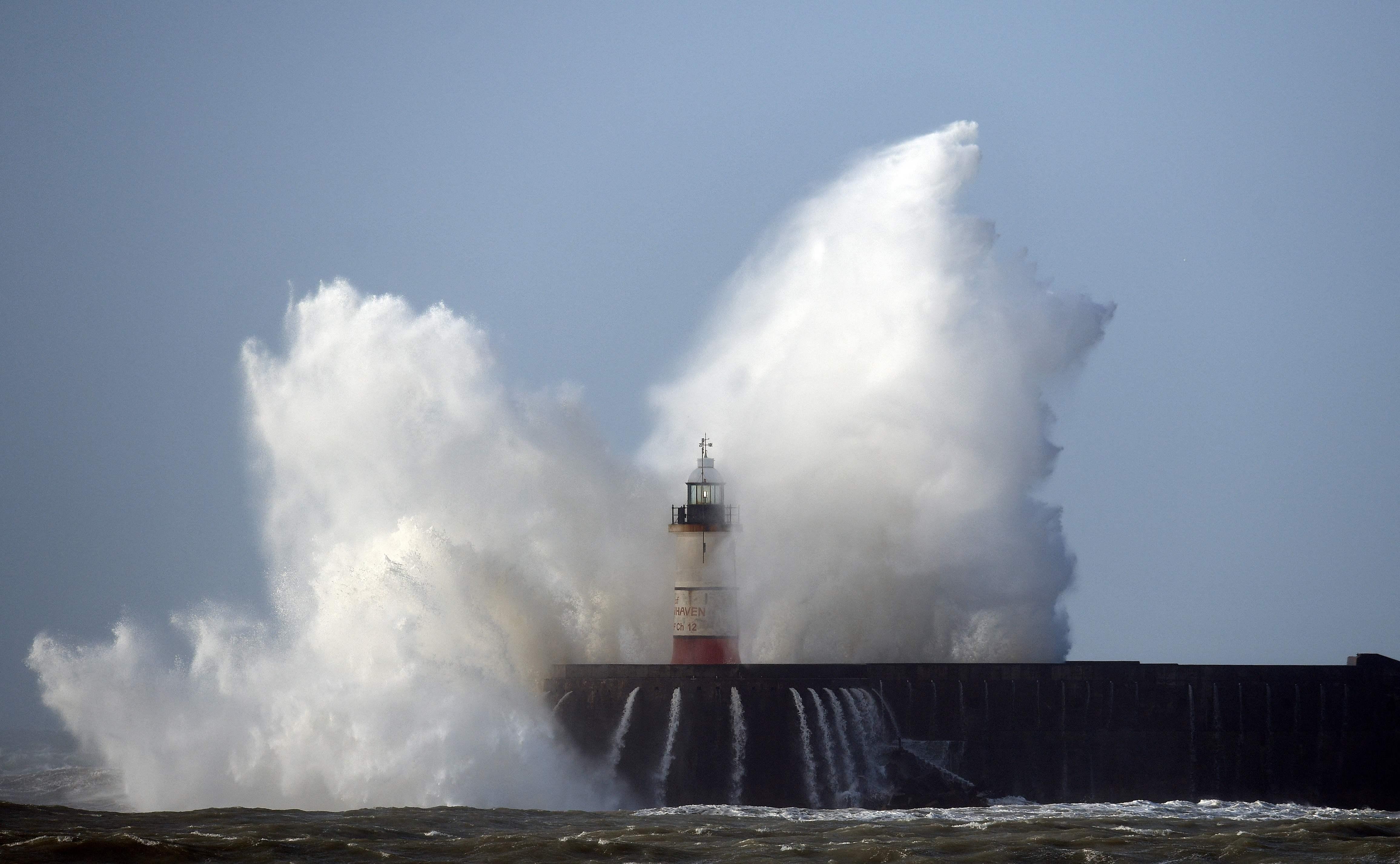 Starkes Unwetter drückt riesige Wellen an die Hafenwand des Städtchens Newhaven in Südengland. 