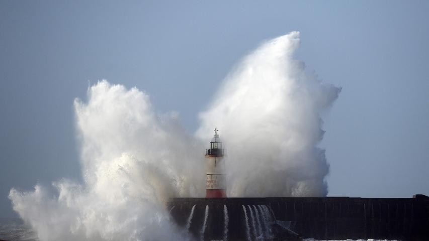 Starkes Unwetter drückt riesige Wellen an die Hafenwand des Städtchens Newhaven in Südengland. 