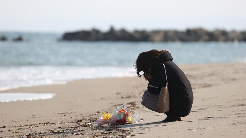 Eine Frau gedenkt der Toten des Tsunamis, der vor zehn Jahren vor allem Teile der Ostküste Japans verwüstete und das Kernkraftwerk Fukushima zur Kernschmelze brachte. Gut 20.000 Menschen kamen am 11. März 2011 ums Leben. 