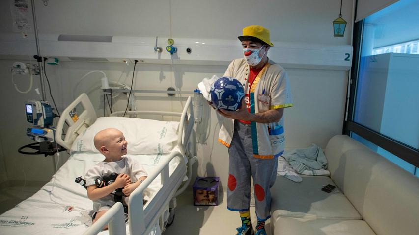 Ein Clown besucht einen vierjährigen Jungen im Son Espasas-Krankenhaus in Palma de Mallorca und bringt das schwerkranke Kind mal wieder zum Lachen.