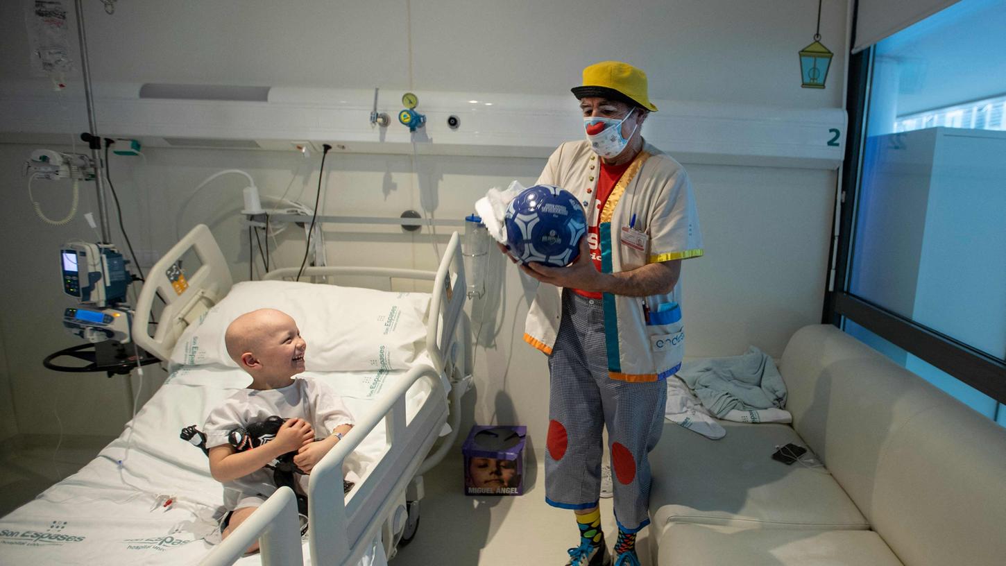 Endlich mal wieder Lachen. Dieser Vierjährige wird in einem Krankenhaus in Palma von einem Clown besucht. Endlich mal wieder Lachen. Dieser Vierjährige wird in einem Krankenhaus in Palma von einem Clown besucht.