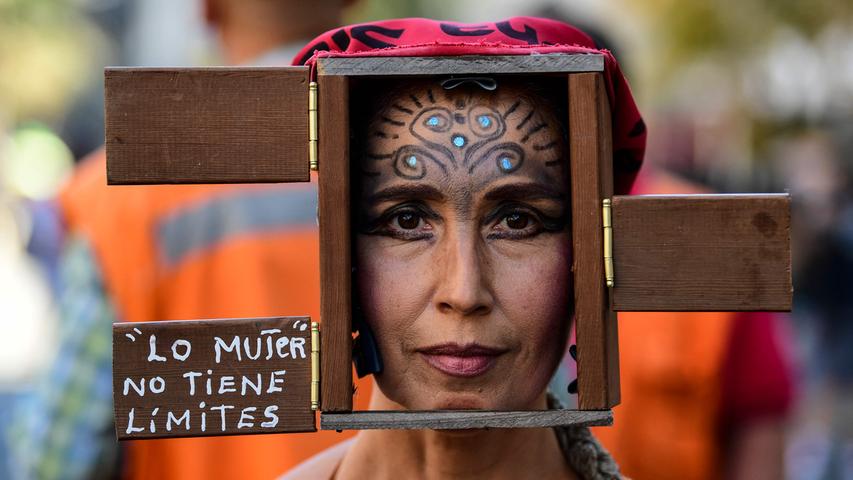 Zum Weltfrauentag gehen weltweit Aktivistinnen auf die Straße und mahnen Gleichberechtigung an. Hier in Santiago de Chile.