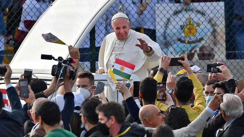... denn noch nie ließ sich ein Pontifex in dem von Krisen gebeutelten Land blicken und rief die Religionen zur Versöhnung auf. Sein Besuchstag wird künftig sogar Feiertag im Irak sein.