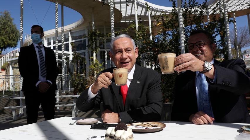 Israels Premier Benjamin Netanjahu feiert sich selbst und den Impffortschritt in seinem Land. Der erlaubt schon jetzt, wieder Restaurants und Cafés zu eröffnen.