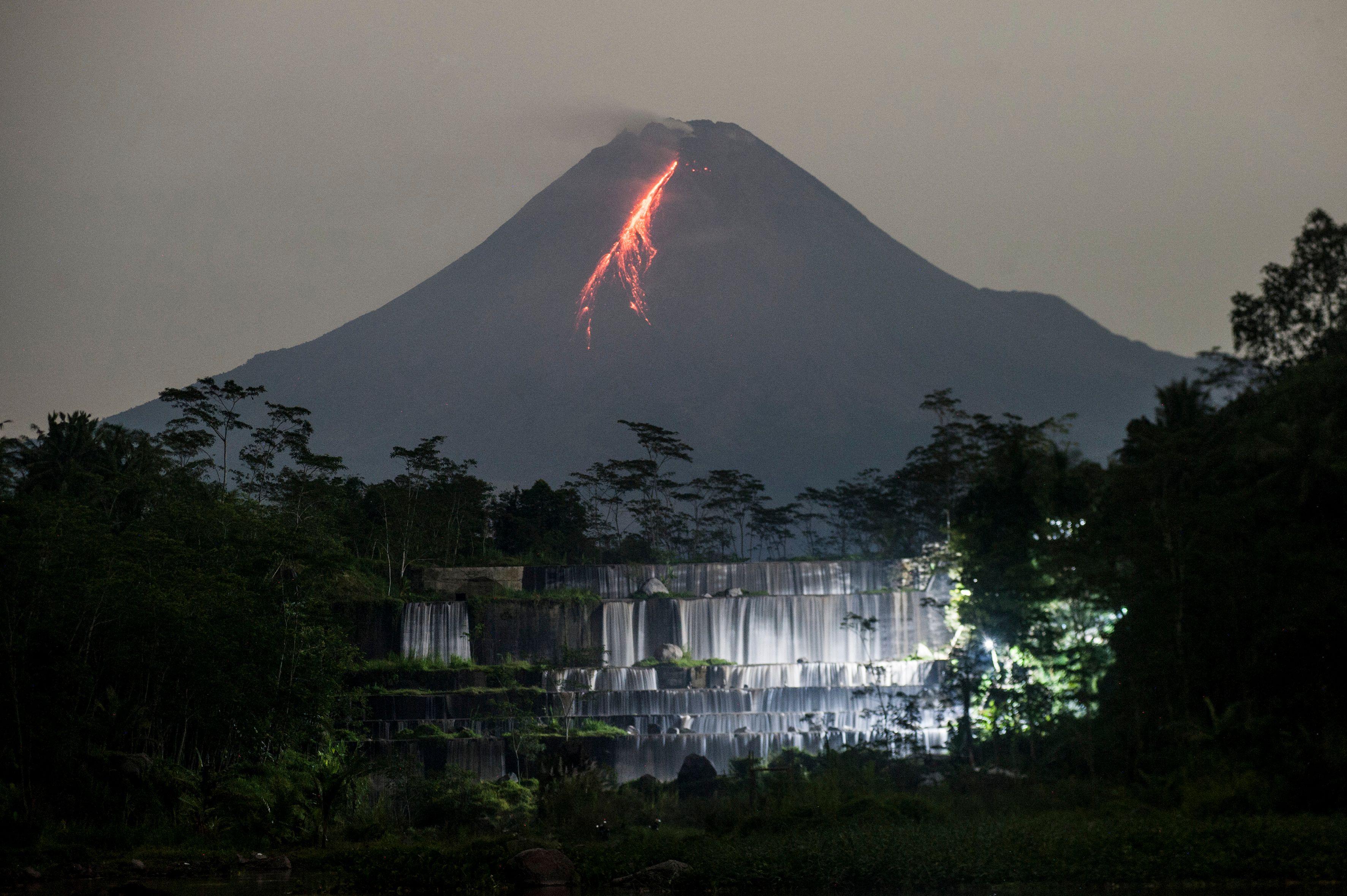 Lavaströme fließen aus dem Merapi in Indonesien nahe der Stadt Yogyakarta.