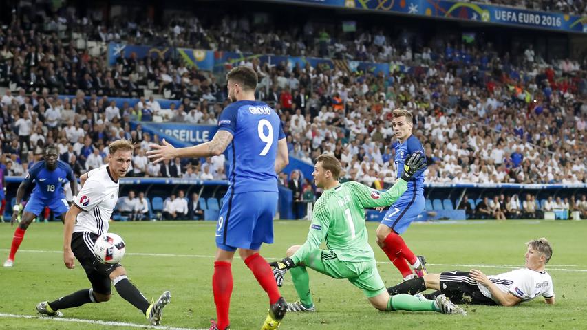 Es waren die kleinen Dinge, die von der EM 2016 hängen blieben: die Trikotpanne der Schweizer Nati, Boatengs Kung-Fu-Rettung gegen die Ukraine oder Ronaldos Tränen bei seiner Verletzung im Finale, das Portugal letztlich auch ohne seinen Superstar für sich entscheiden sollte (1:0). Das Team von Jogi Löw war nach einer überwiegend souveränen Gruppenphase, dem deutlichen Achtelfinalsieg gegen die Slowakei (3:0) und dem Elfmeterkrimi gegen Italien (6:5) im Halbfinale gegen Gastgeber Frankreich ausgeschieden: Dem DFB wurde die mangelhafte Effizienz bei seinen 18 Abschlüssen zum Verhängnis geworden, Torschützenkönig Antoine Griezmann bestrafte diese Nachlässigkeiten und traf selbst doppelt.