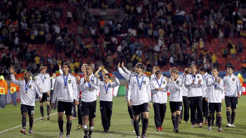 "Ke Nako" (Es ist Zeit) lautete der Fifa-Slogan für die WM 2010. Was einen Triumph eines nahezu in die Vergessenheit geratenen Underdogs nahelegt, entpuppte sich letztlich als Gala-Veranstaltung der ohnehin favorisierten spanischen Nationalmannschaft - hochverdient, aber dennoch mitunter knapp. Sowohl im Halbfinale gegen Deutschland, das zuvor in den K.O.-Partien Argentinien (4:0) und England (4:1) abschoss, als auch im Endspiel gegen Niederlande setzte sich die Furia Roja mit 1:0 durch und ergatterte sich minimalistisch in den Ergebnissen, brillant in den Leistungen den zweiten Titel nach dem EM-Erfolg 2008.