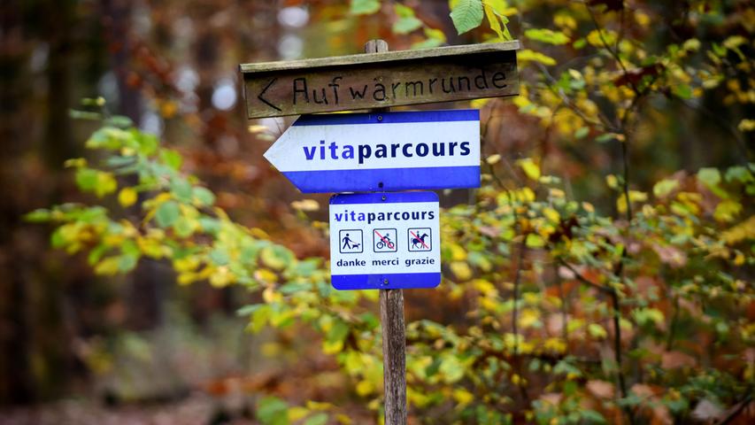 Früher hieß es Trimm-Dich-Pfad, heute ist es ein "Vitaparcours" im Fürther Stadtwald. Vom Parkplatz aus weist ein Schild in den Fürther Stadtwald. Foto: Hans-Joachim Winckler