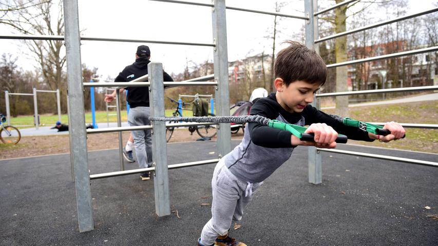 Der kleine Tim schaut sich die Übungen von seinem Vater Sebastian ab. Foto: Hans-Joachim Winckler