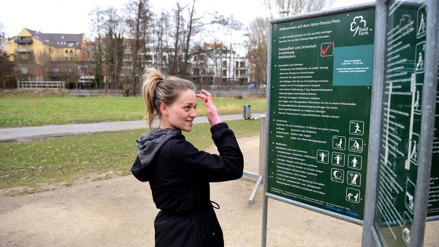 Jenny verschafft sich erst einmal einen Überblick über die Möglichkeiten am Aktiv-Fitness-Platz an der Siebenbogenbrücke. Hinweisschilder liefern Erklärungen und Regeln.  Foto: Hans-Joachim Winckler