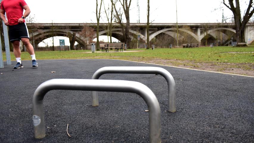Diese Metallbügel sind sicher keine Fahrradständer, sondern laden zum Drüberspringen ein. Foto: Hans-Joachim Winckler