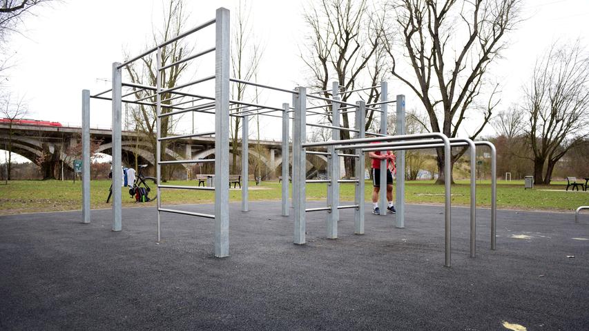 Die Stadt Fürth unterhält einen öffentlich zugänglichen Bewegungspark - den Aktiv-Fitness-Platz an der Siebenbogenbrücke.

Foto: Hans-Joachim Winckler
