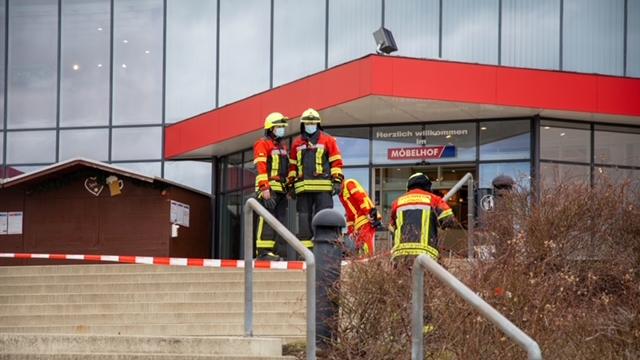 Feueralarm am Möbelhof in Parsberg: Eine defekte Batterie hat einen Schmorbrand verursacht. Das Gebäude wurde evakuiert. Es entstand ein Schaden von 20.000 Euro.
Feueralarm am Möbelhof in Parsberg: Eine defekte Batterie hat einen Schmorbrand verursacht. Das Gebäude wurde evakuiert. Es entstand ein Schaden von 20.000 Euro.