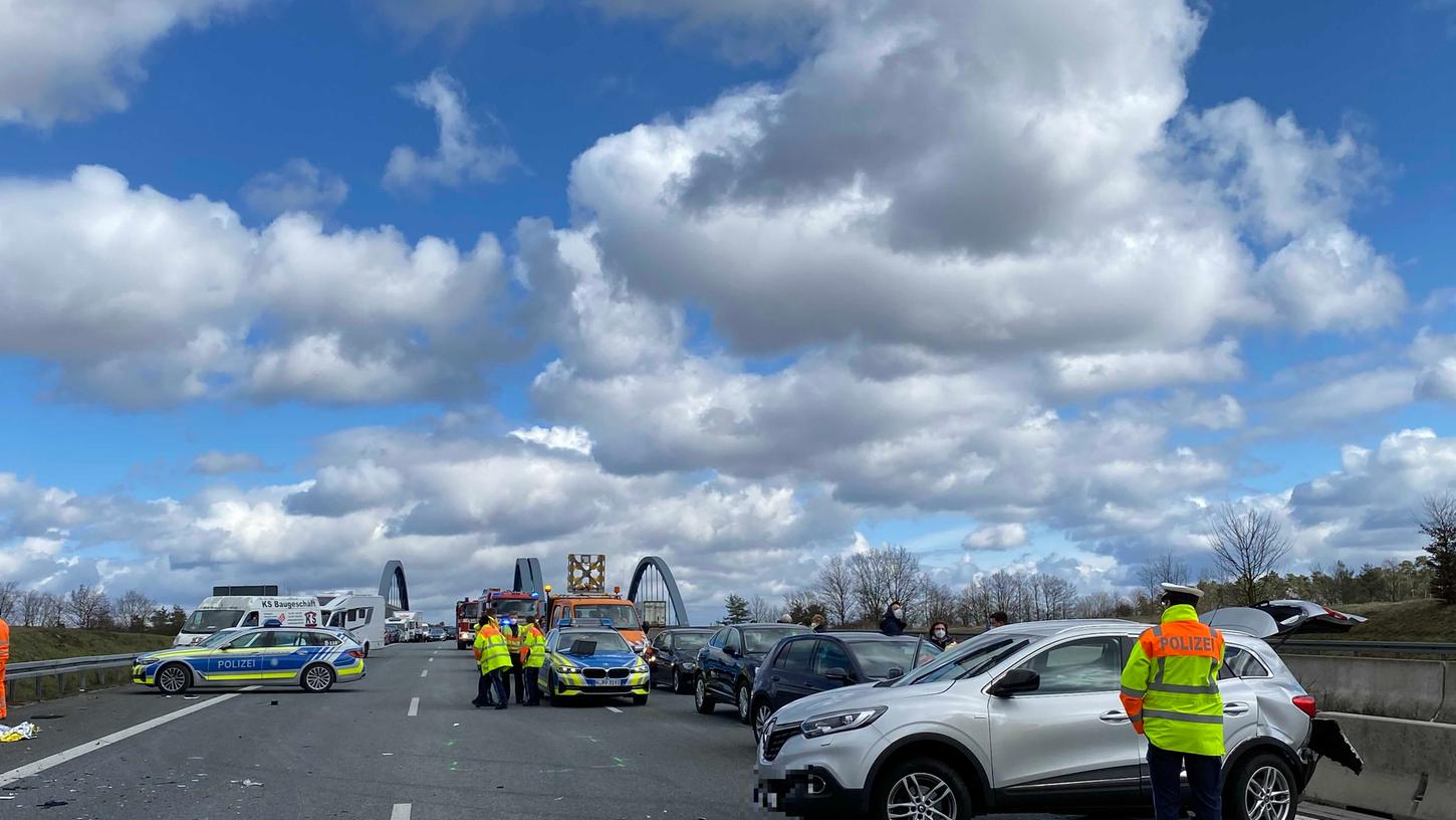 Ein 54-Jähriger wurde am Sonntagmittag auf der A6 bei Schwabach nach einer Autopanne von einem anderen Fahrzeug erfasst und tödlich verletzt. 