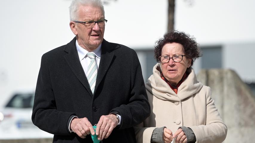 Winfried Kretschmann mit seiner Frau Gerlinde nach der Stimmabgabe: Der Wahlsieg des Ministerpräsidenten von den Grünen setzt die Union bei ihrer Suche nach dem geeigneten Kanzlerkandidaten unter Druck.