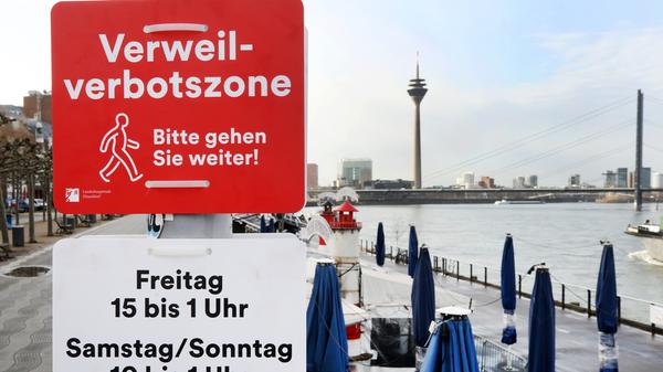 Für viel Aufsehen sorgten Schilder am Rhein in Düsseldorf: "Verweilverbotszone: Bitte gehen Sie weiter." Das galt vielen als Krönung der Mindestabstandmissachtungsbekämpfung.