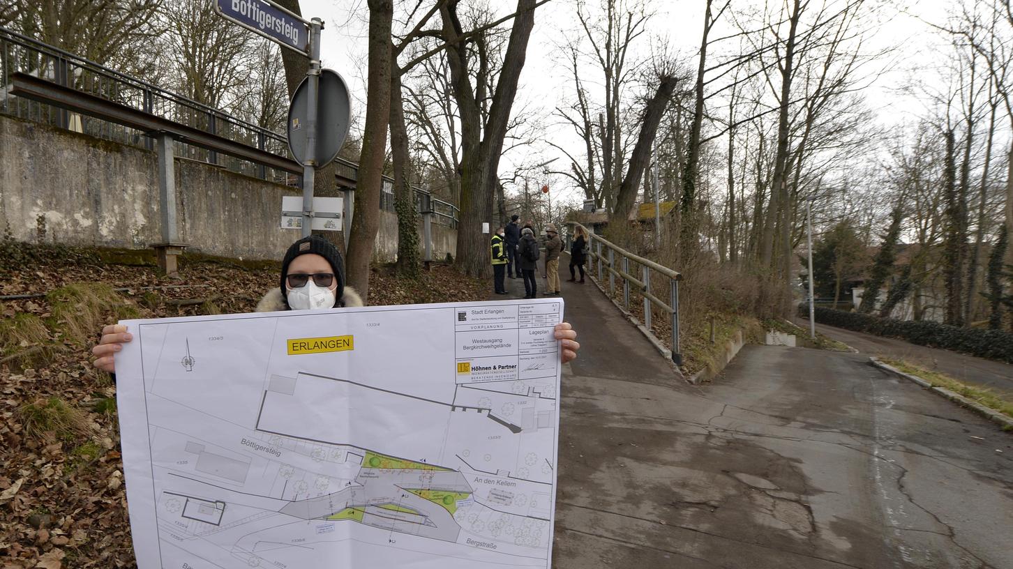 Mehrere Varianten für eine Wegeverbreiterung am Westausgang des Bergkirchweihgeländes wurden von einem Ingenieurbüro erarbeitet, hier zeigt Alexander Kießling vom Amt für Stadtentwicklung und Stadtplanung einen der Pläne. Mehrere Varianten für eine Wegeverbreiterung am Westausgang des Bergkirchweihgeländes wurden von einem Ingenieurbüro erarbeitet, hier zeigt Alexander Kießling vom Amt für Stadtentwicklung und Stadtplanung einen der Pläne.