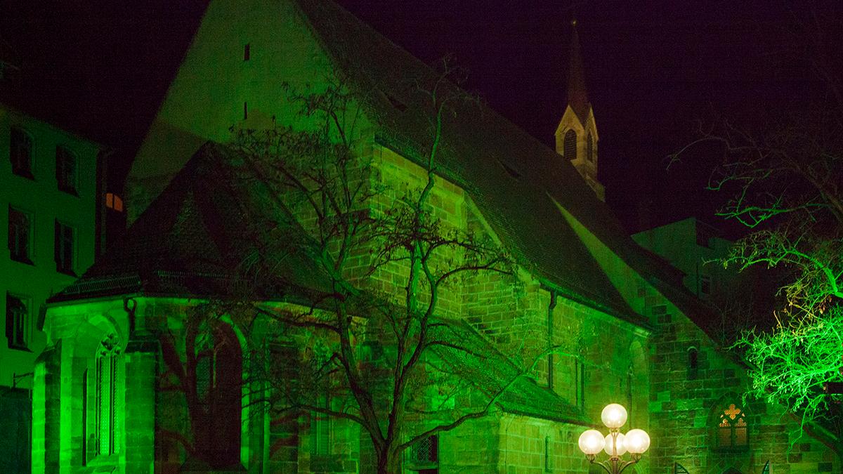 Auch in Deutschland findet sich am St. Patrick's Day vielfach die Farbe Grün - beispielsweise wird die Kirche St. Klara in Nürnberg grün beleuchtet.
