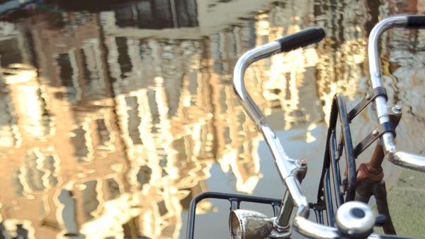 Kanäle, Brücken und Fahrräder: Bei diesen drei Worten ist klar, dass es um die holländische Stadt Amsterdam geht. Den Flug ab Nürnberg führt die niederländische Fluggesellschaft KLM täglich durch.