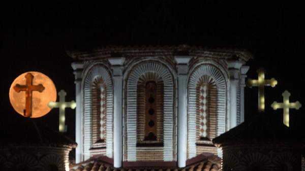 Skopje ist die Hauptstadt der im Zentralbalkan gelegenen Republik Mazedonien und stand in der Vergangenheit unter römischer, byzantinischer und osmanischer Herrschaft. Entsprechend reich ist sie an Kulturgütern. Wizz Air fliegt die Stadt ab Oktober dreimal pro Woche direkt an.